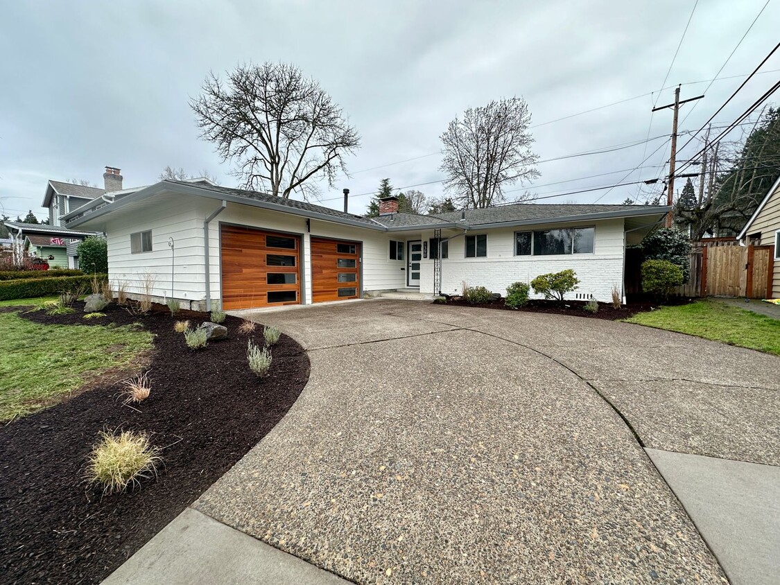 Foto principal - Tasteful, upgraded, remodeled ranch ramble...