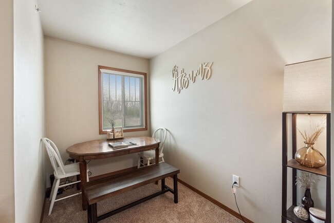 Building Photo - 1 Bed, 1 Bath 975 Sq Ft - 2nd Floor