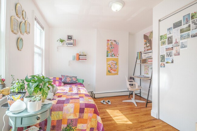 Foto del edificio - 242 Everett St