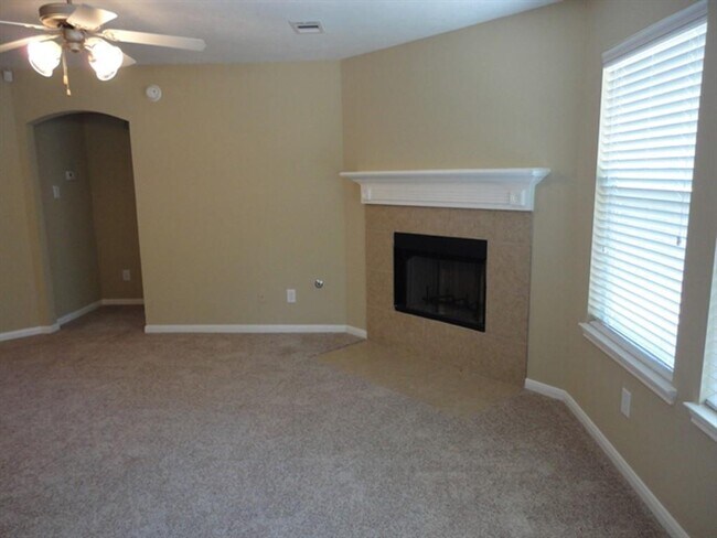 Foto del edificio - 900 Summer Wood Blvd