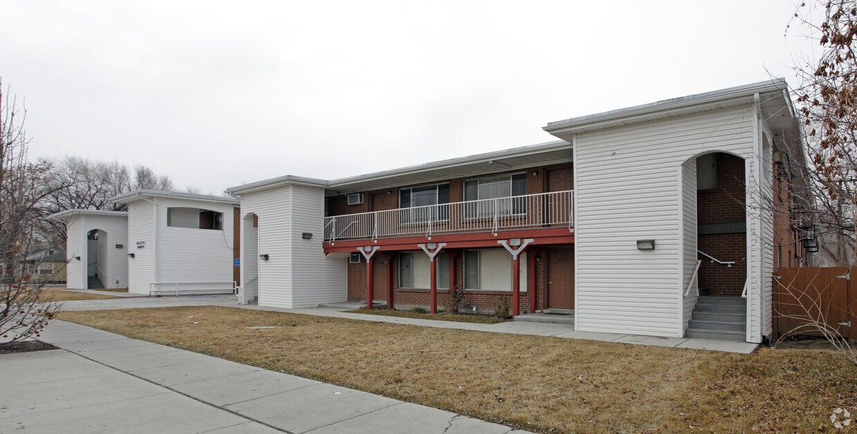 Building Photo - Majestic Manor Apartments