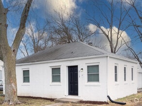 Building Photo - 2113 Medford Ave