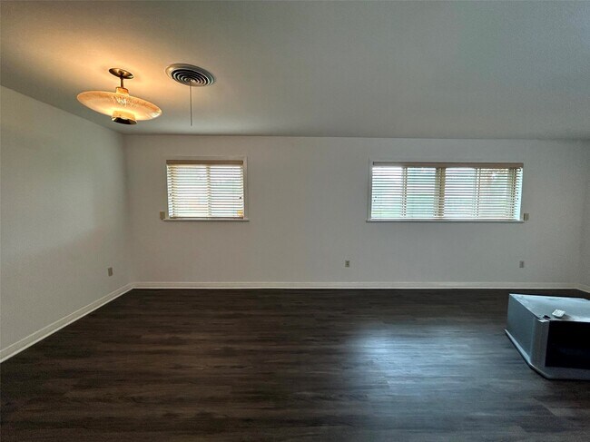 Foto del edificio - 1902 Gillette St