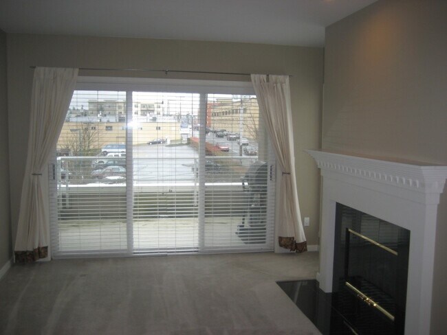 Living - 3300 Meridian Ave N
