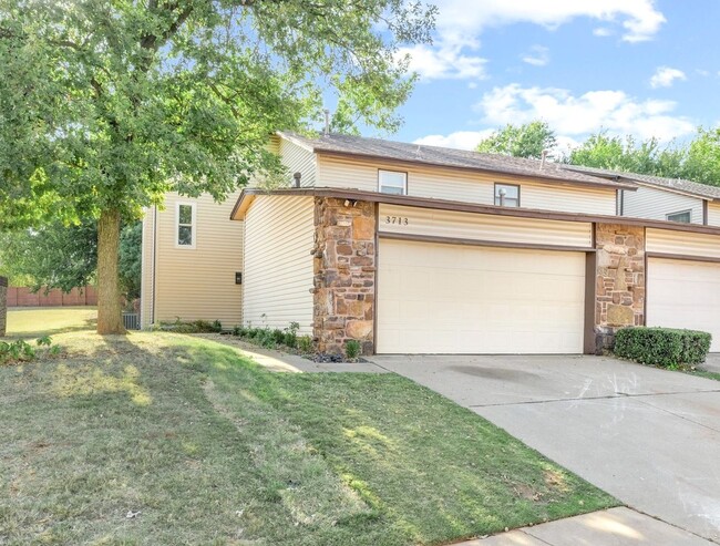 Foto del edificio - Spacious Townhouse in SE Edmond