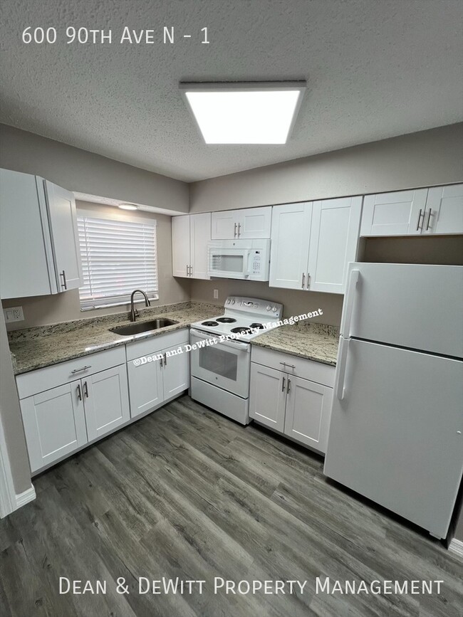 Foto del edificio - 600 90th Ave N