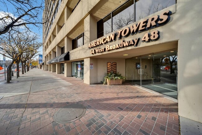 Foto del edificio - 48 W 300 S