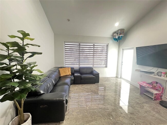Foto del edificio - 3655 NW 14th St