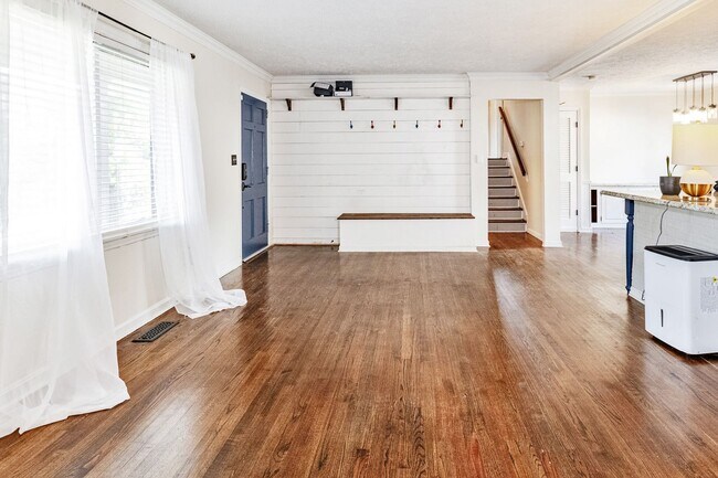 Building Photo - Beautiful 4-Bedroom Home in an Established...