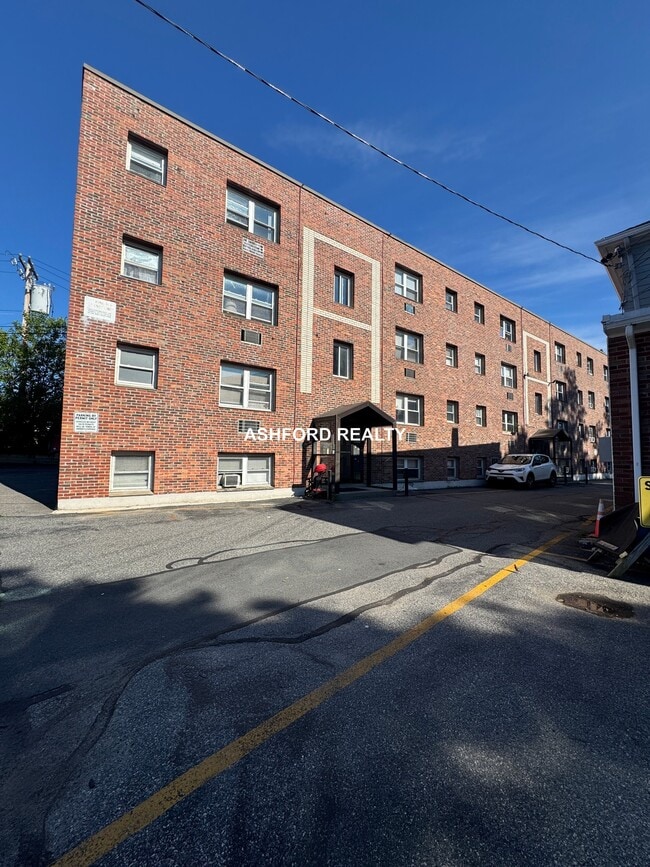Building Photo - 43 Coolidge Hill Rd