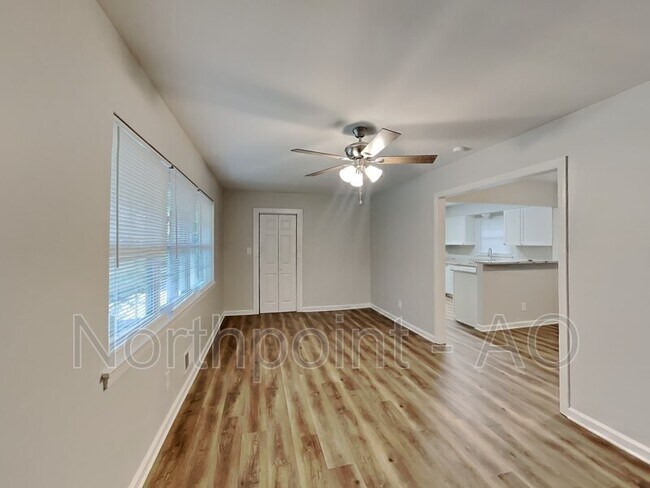 Building Photo - 1560 Woodland Cir SE