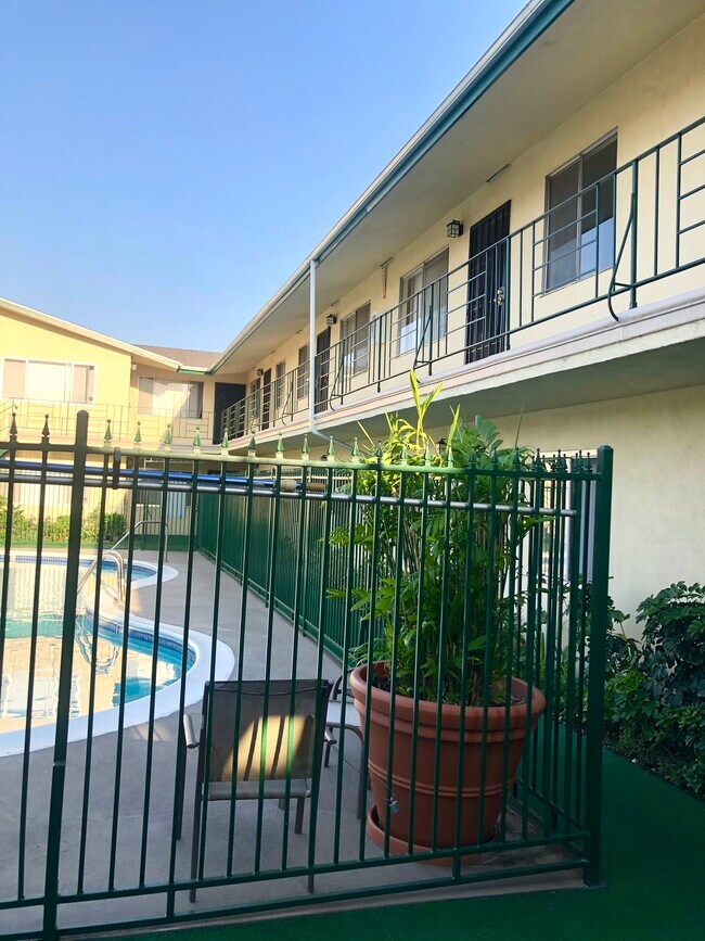 Foto del edificio - 6924 Wilcox Ave
