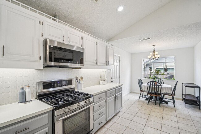 Building Photo - Hill Country Charm Meets City Convenience / 3 miles to Domain / One story / Covered Patio / Refri...