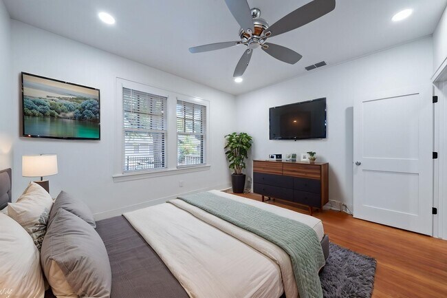 Building Photo - 1104 W 22nd St