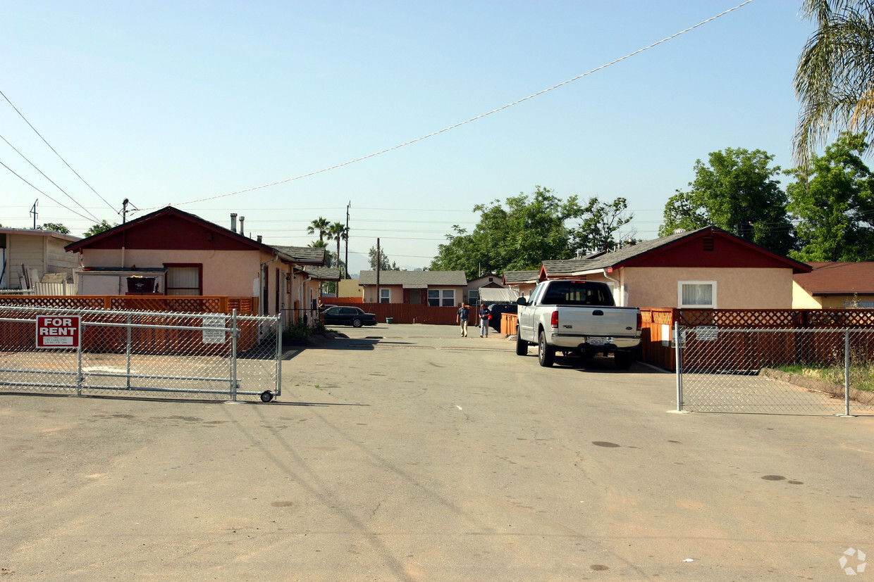 Building Photo - Sumner Apartment Homes