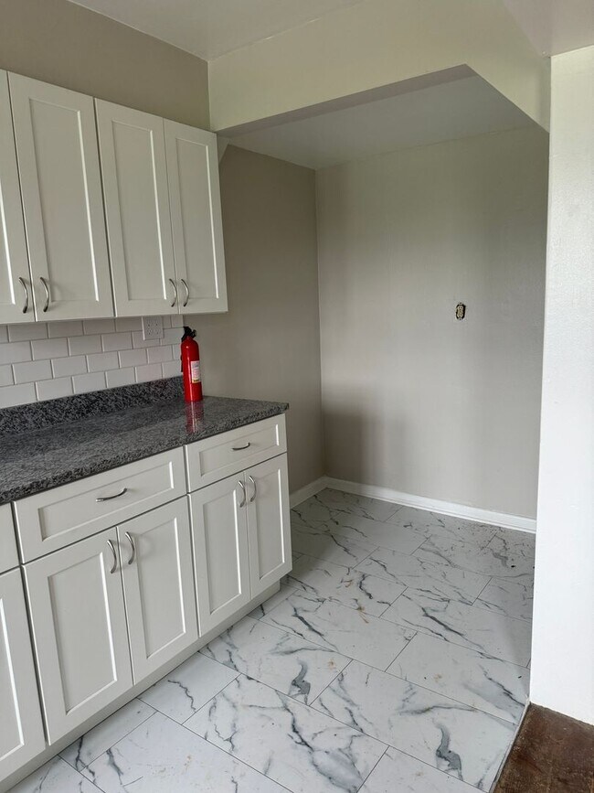 Building Photo - Introducing a charming 3-bedroom, 1-bathro...