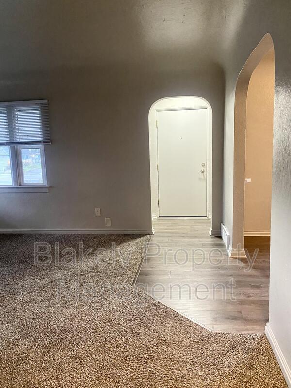 Building Photo - 3009 W Overland Rd