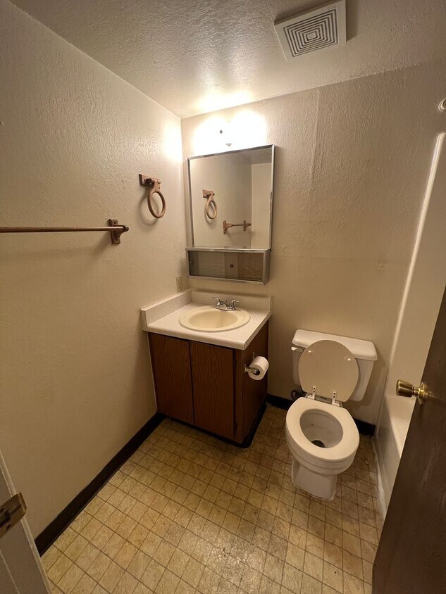 Building Photo - UNIVERSITY MEADOWS - 1 Bedroom/1 Bathroom ...