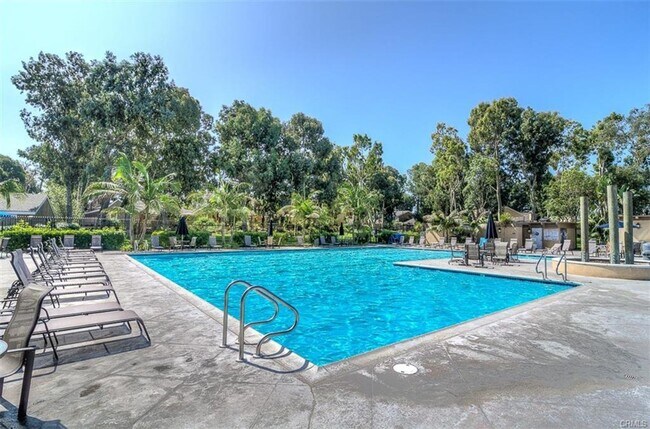 Foto del edificio - Updated 2 bedroom townhome Just Minutes from Downtown & the Beach