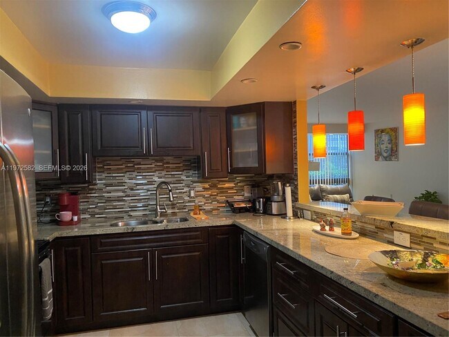 Foto del edificio - 200 Leslie Dr