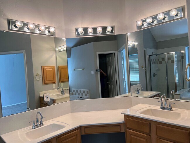 Foto del edificio - 5820 Chatham Ln