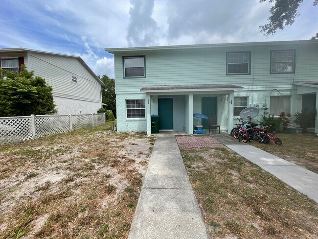 Building Photo - Spacious 2 Bed, 1.5 Bath Unit with Patio i...