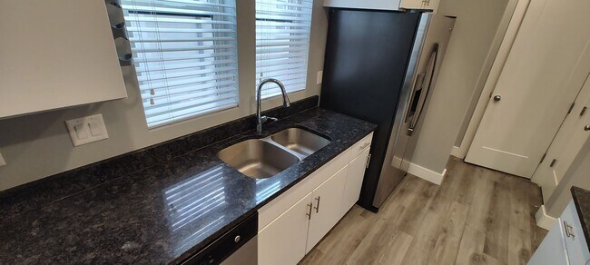 Foto del edificio - GORGEOUS Downtown Unit!!!
