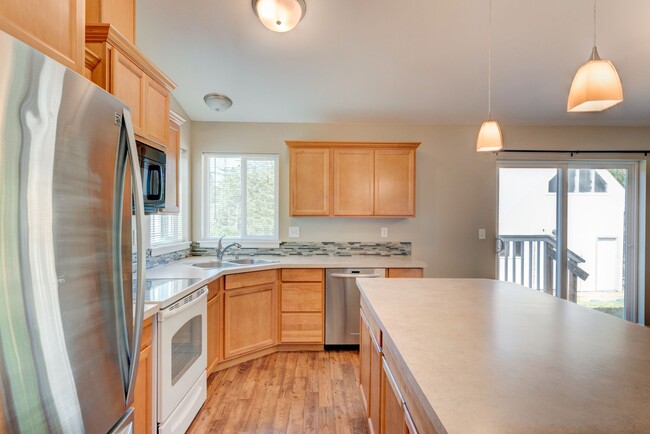 Building Photo - 3 Bedroom/2 bath with garage in country se...