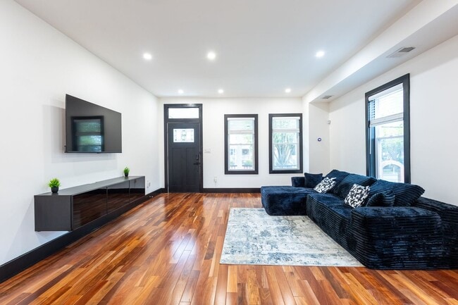 Foto del edificio - Newly Renovated 4 BR/3.5 BA Detached Home ...