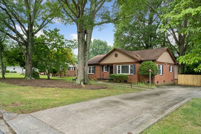 Building Photo - 1818 Woodland Dr