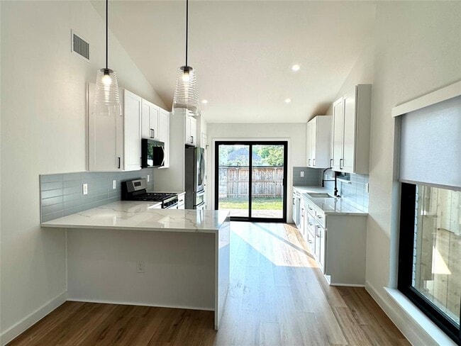 Building Photo - 16314 Kicking Bird Dr