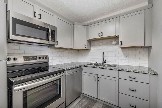 Building Photo - 723 Delta Ave