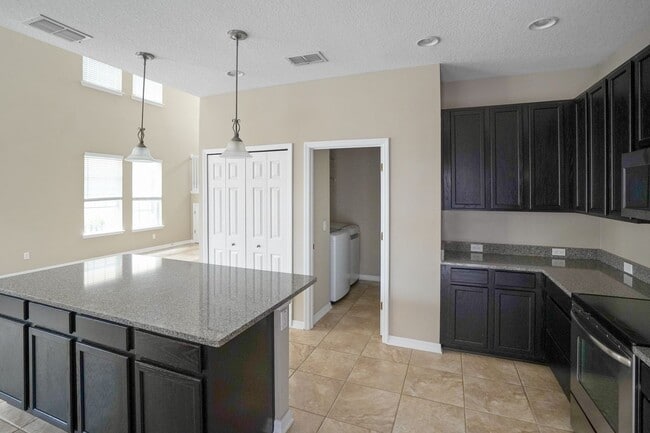 Foto del edificio - Spacious 4BR in Harmony w/ 2 Primary Suites