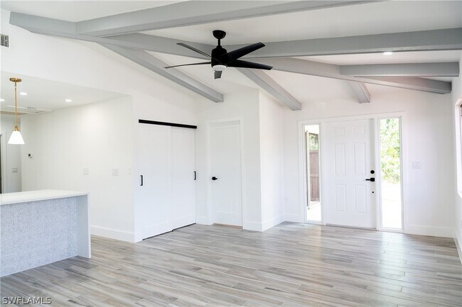 Foto del edificio - 6360 Royal Woods Dr