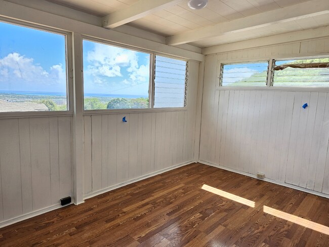 Building Photo - Spacious 4-Beds, 2-Bath Upstairs Apartment