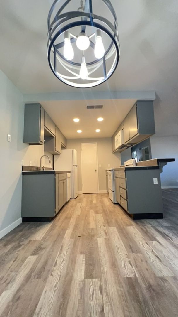 Foto del edificio - Newley Renovated 2 bedroom Duplex.