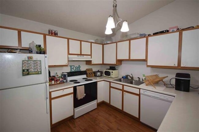Building Photo - AUGUST 1ST, 2026.  2 Bedroom condominium o...