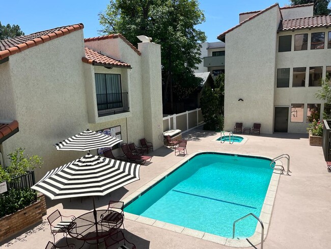 Swimming pool and spa areas - 999 San Pasqual St