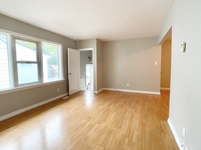 Photo du bâtiment - Beautiful 2 bedroom Apartment in Central London - Two Levels *  Finished Basement
