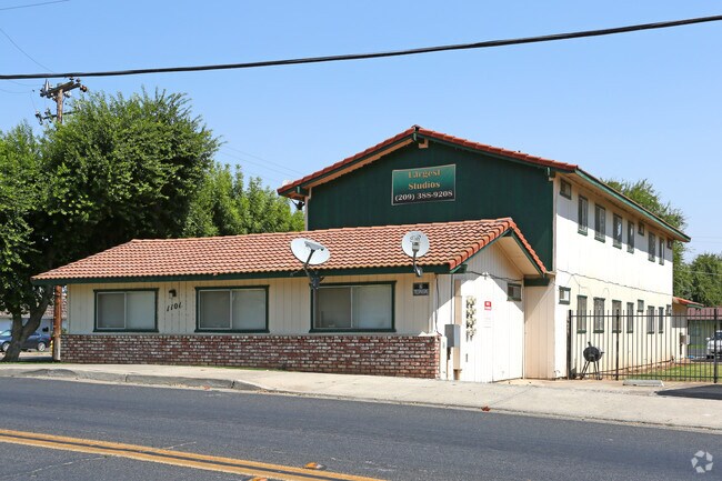 Building Photo - Evergreen Apartments