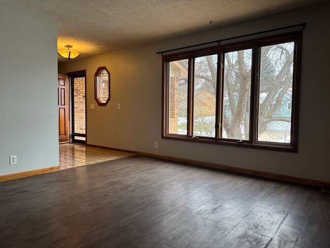 Foto del edificio - Spacious Harvey Oaks 4-bedroom home with classic charm and modern updates