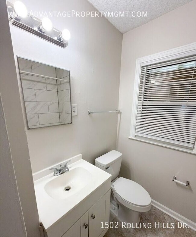 Foto del edificio - 1502 Rolling Hills Dr