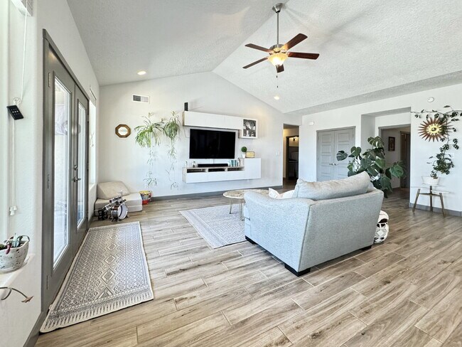 Foto del edificio - Custom built, luxurious home in central Ri...