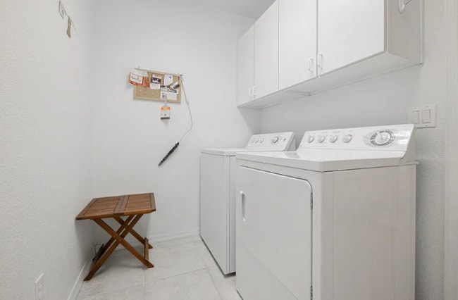 Foto del edificio - 3431 E Torrey Pines Ln