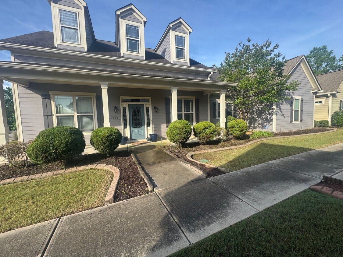 Foto principal - Available Now Charming Resort-Style Home f...