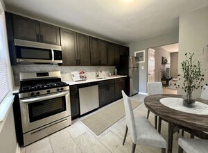 Building Photo - Village Green Living