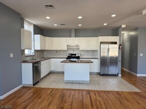 Building Photo - 610 Devon St