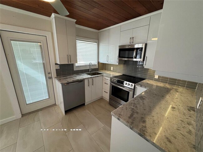Building Photo - 303 Colonia Ln W