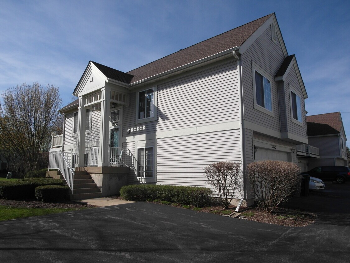 2532 Hatfield Ct, Elgin, IL 60123 Townhome Rentals in Elgin IL