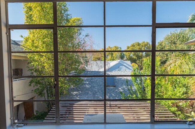 Building Photo - 478 E San Jose Ave